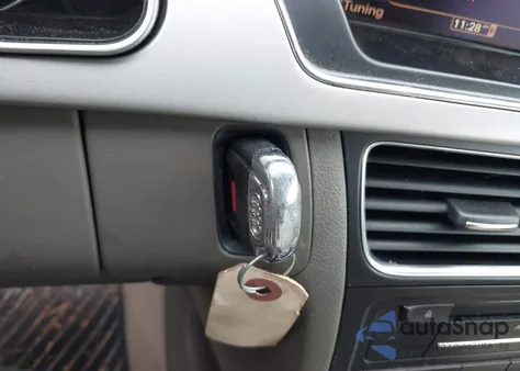 2011 Audi A5 2.0T Premium из США, поврежденный, VIN WAULFAFH2BN004889